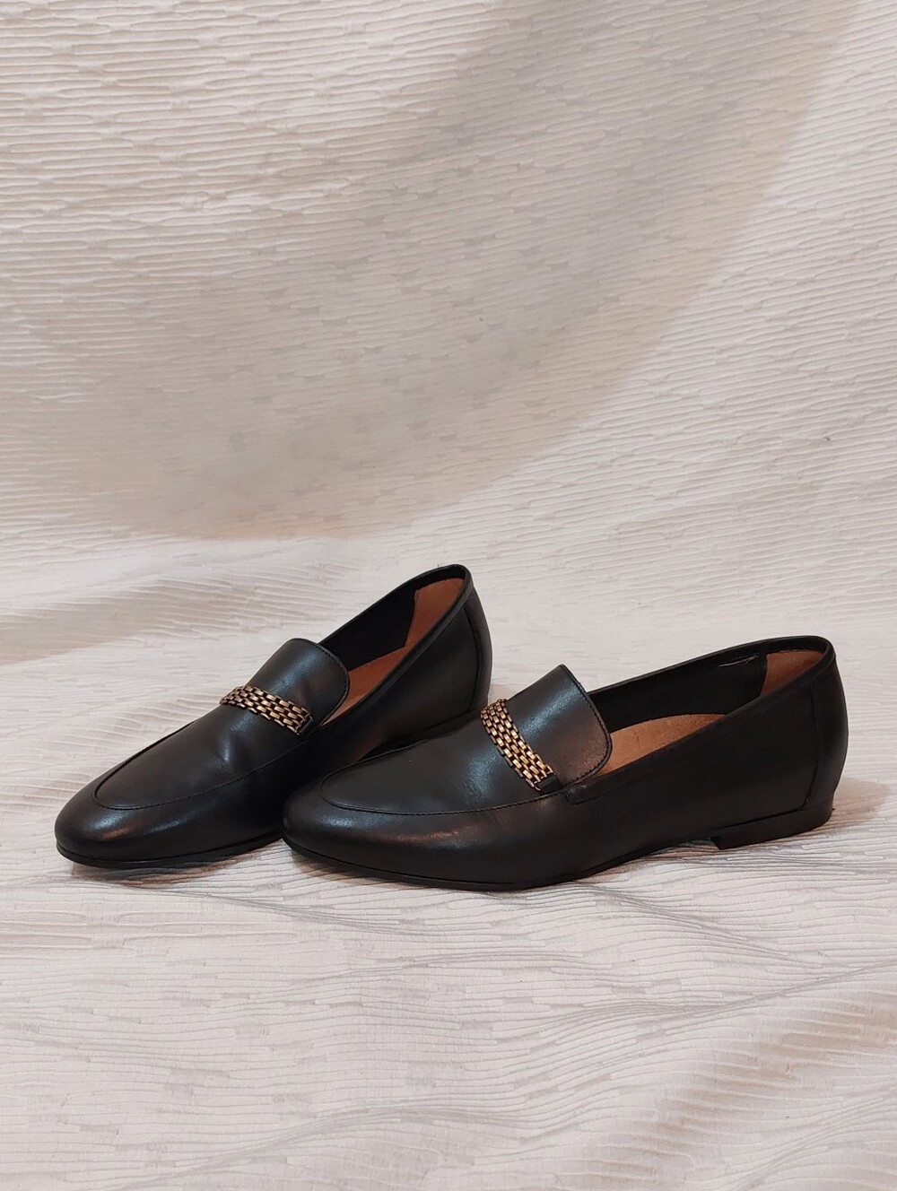 Vionic Black Leather Women's Loafers With Gold Chain Size 10